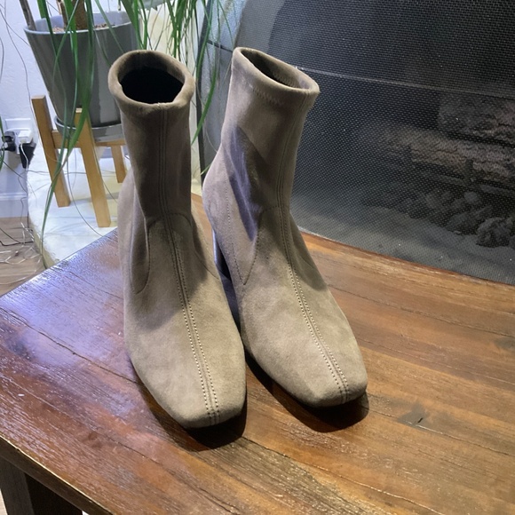 LK Bennett Amira Gray Stretch Suede Ankle Boots Warm Gray size US 6.5/EU 37 - Picture 2 of 8